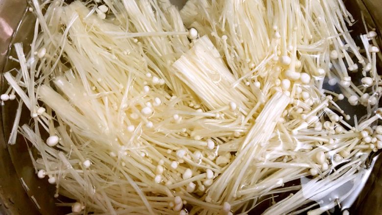 麻辣金针菇,用盐水浸泡二十分钟