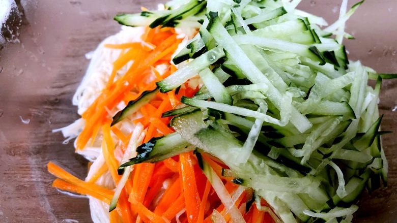 麻辣金针菇,放入黄瓜丝