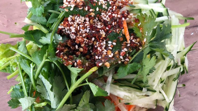 麻辣金针菇,加一勺白糖,俩勺辣椒油,适量香醋,搅拌均匀