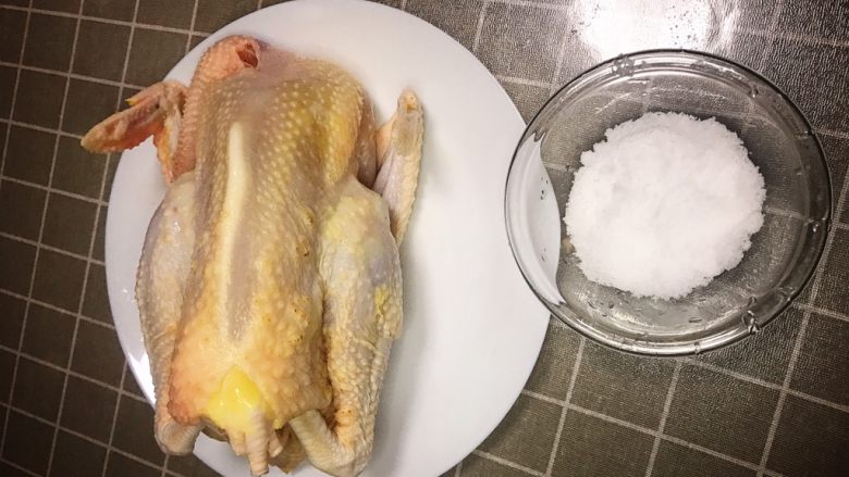 原味养生鸡,准备食盐,均匀的涂抹在鸡的全身