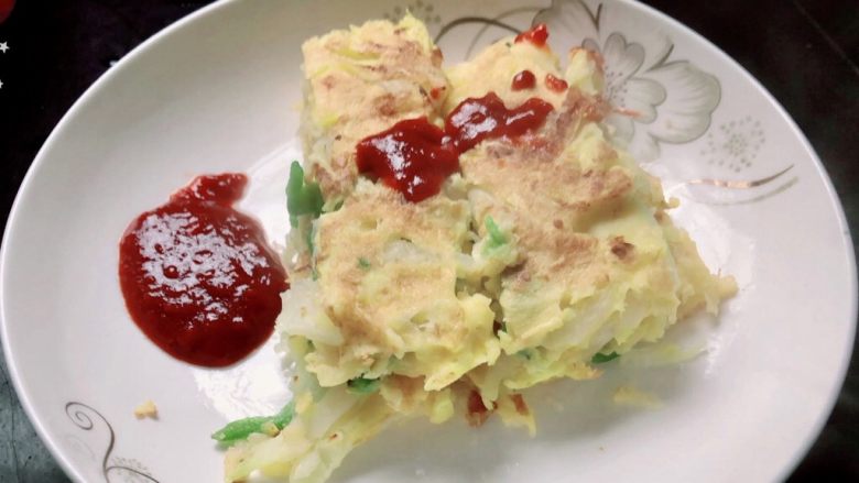 白菜青椒鸡蛋饼,然后切块或者不切块都可以吃了,根据个人口味可以加番茄酱等,个人觉得不加好吃