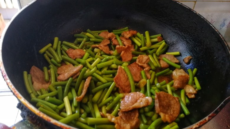 农家小炒&紫圆葱炒笨猪肉,加蒜黄翻炒,焖一会。
