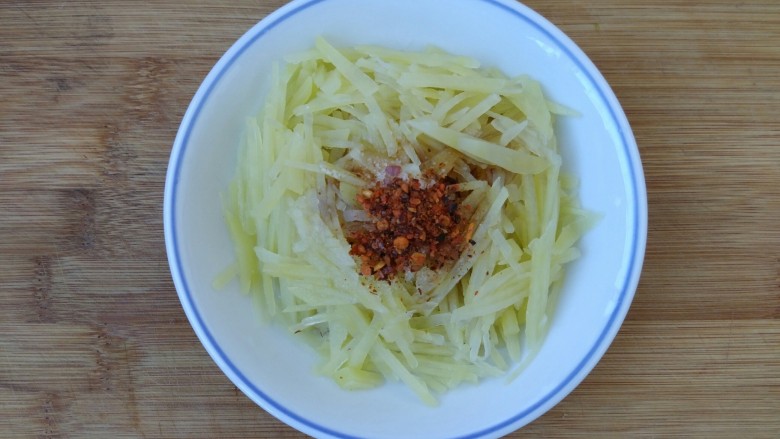 葱油土豆丝,放入适量<a style='color:red;display:inline-block;' href='/shicai/ 761'>辣椒粉</a>。