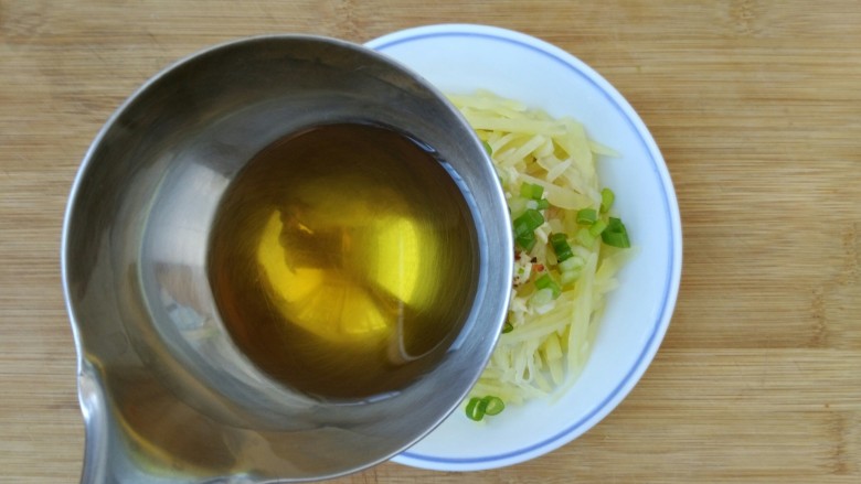 葱油土豆丝,最后淋入烧热的食用油,拌匀即可食用。