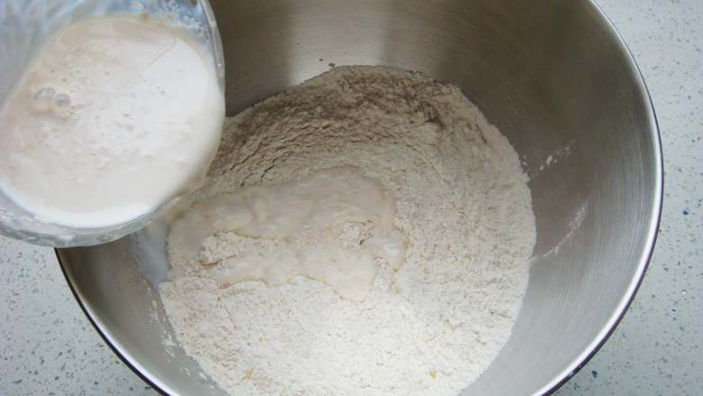 全麦软欧包,高筋面粉+全麦粉倒入搅拌桶里加入盐,把酵母水倒入面粉中。