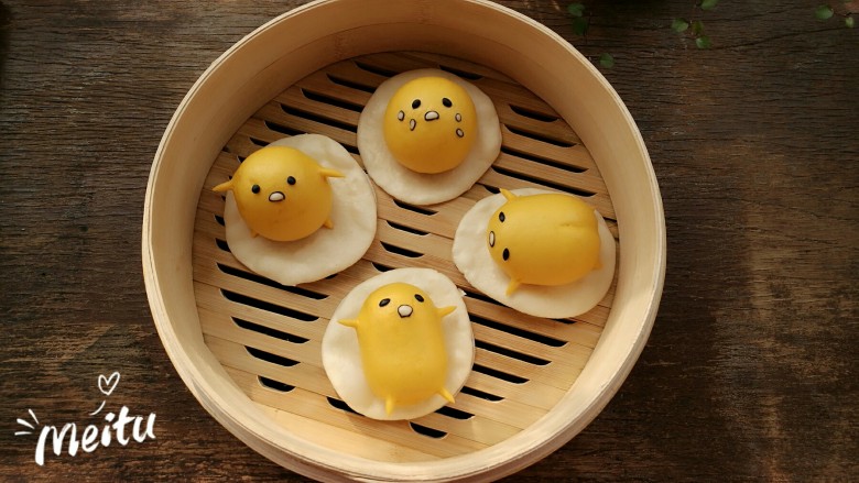 造型馒头——懒蛋蛋,做好的懒蛋蛋进行醒发后,放入蒸锅上汽后开始计时蒸十五分钟关火,过五分钟再开盖取出。