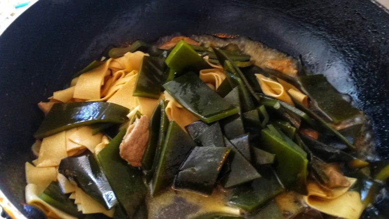 农家小炒&海带根干豆腐炒肉,加海带根焖5分钟,大火收汤出锅。
