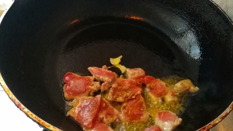 农家小炒&海带根干豆腐炒肉,起油锅,油热放进猪肉,加盐和糖,<a style='color:red;display:inline-block;' href='/shicai/ 10404'>花椒面</a>翻炒