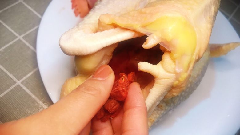 原味养生鸡,腌制好后,药材放入鸡腹里
