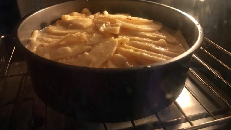 零失败高级感苹果隐形蛋糕,烤箱预热175度,把装好苹果和面糊的模具放入烤箱中偏下层,上下火烤制45分钟。