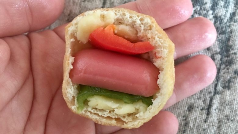 油豆腐盒子,塞入小烤肠