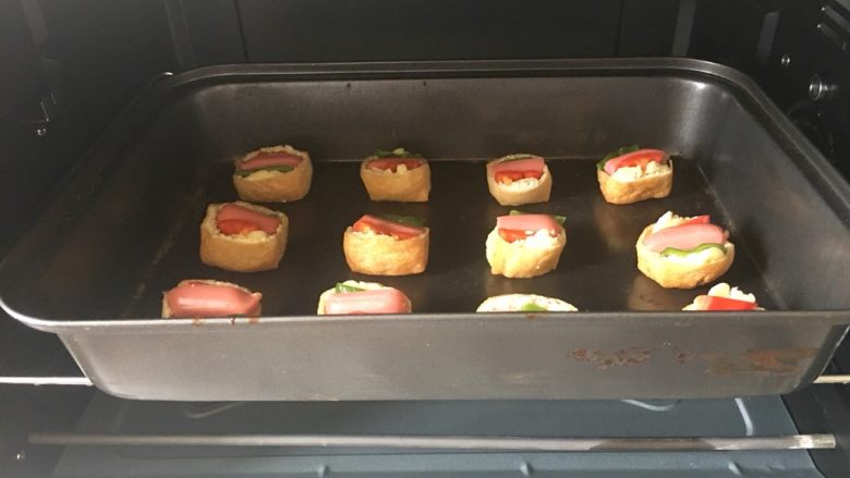 油豆腐盒子,烤箱预热，
180度，10分钟