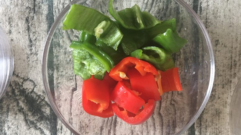 油豆腐盒子,<a style='color:red;display:inline-block;' href='/shicai/ 61'>青椒</a>红椒切片