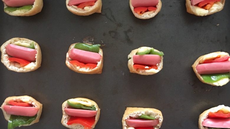 油豆腐盒子,摆在烤盘上