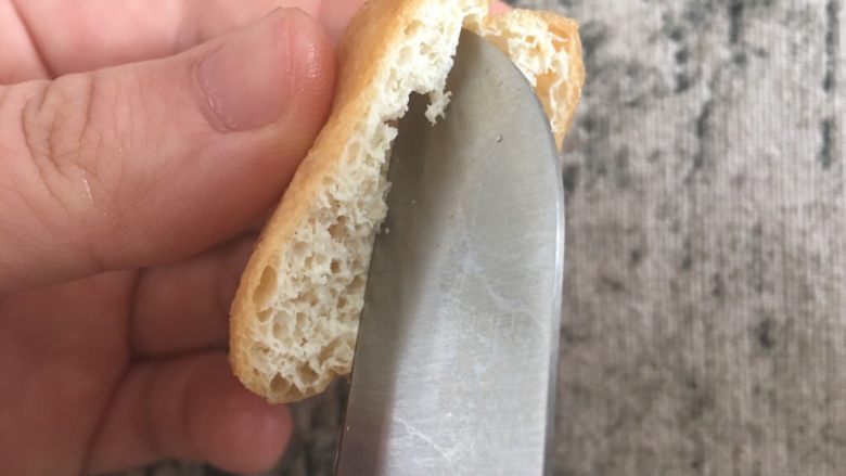 油豆腐盒子,用刀在油豆腐中间划一刀