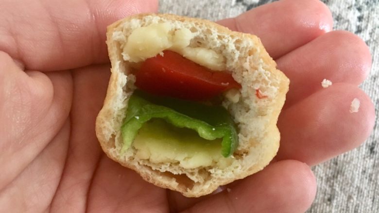 油豆腐盒子,放入青椒和红椒