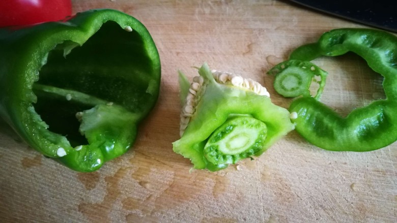 百变鸡蛋~青椒鸡蛋盏,青椒去除辣椒芯