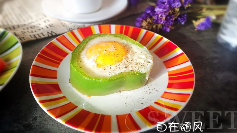 百变鸡蛋~青椒鸡蛋盏,撒上少许<a style='color:red;display:inline-block;' href='/shicai/ 720'>胡椒粉</a>