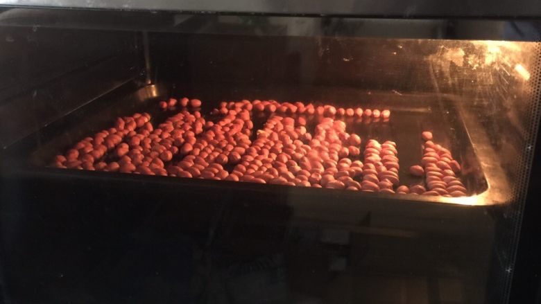 怪味花生,放入烤箱中层,200度烘烤