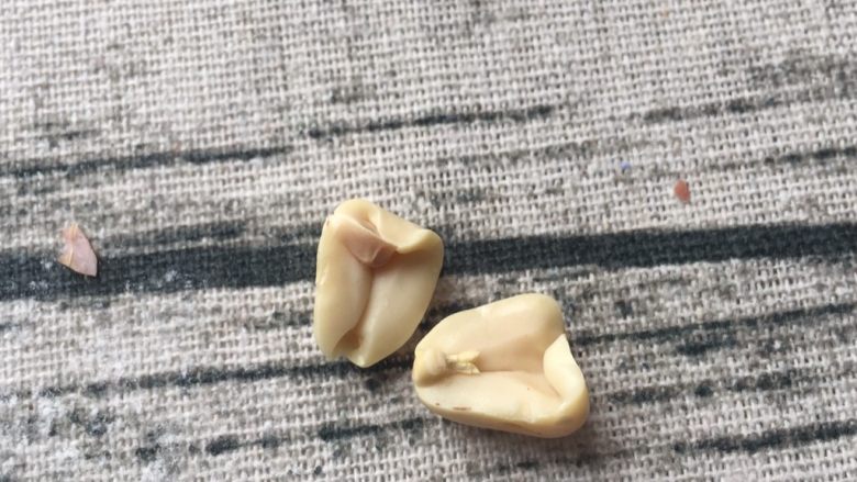 怪味花生,烤至中途会有密集的爆裂声,待声音由密集转至稀疏时适时取一粒辦开观察,中心不是生白色了并能闻到香味了就好了,取出晾凉,不要烤得太黄,会被余温烘糊