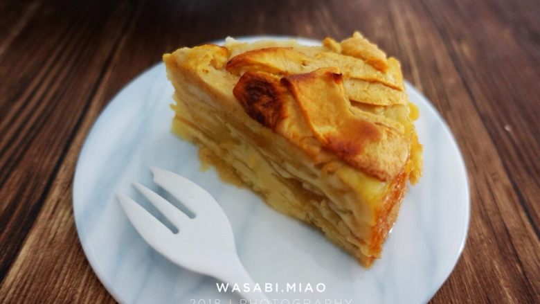 零失败高级感苹果隐形蛋糕,撒糖粉(不喜欢可以不撒,我家有小朋友就没撒啦,让他少吃点糖),切件,即可食用。