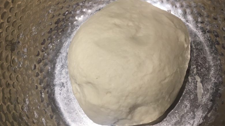 孜然羊肉口袋馍,揉成光滑面团,醒发