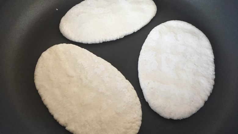孜然羊肉口袋馍,平底锅烧热,放入饼