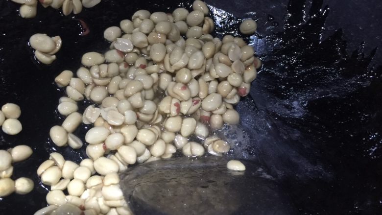 怪味花生,倒入花生米用筷子配合铲子快速搅匀让花生米裹上糖液,然后快速倒入粉类搅匀并铲起晾凉(讲究速度,没连续拍)