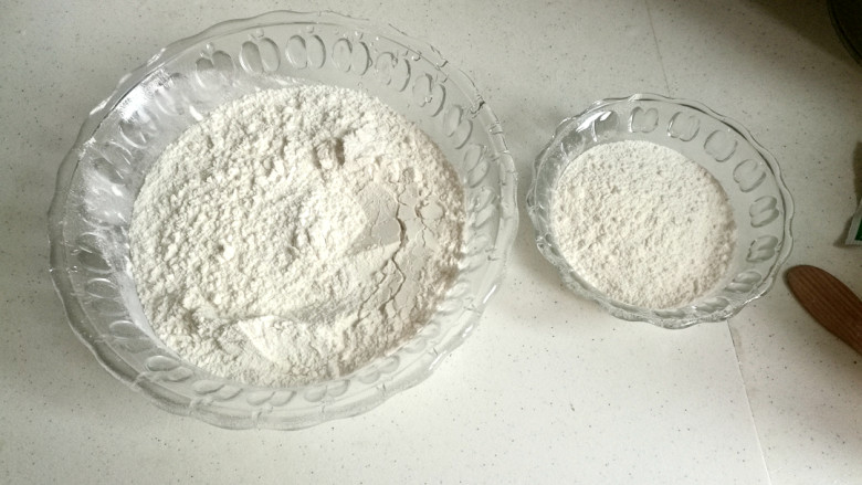 做饼+千层葱油饼,取大小两个盘,放入适量面粉。