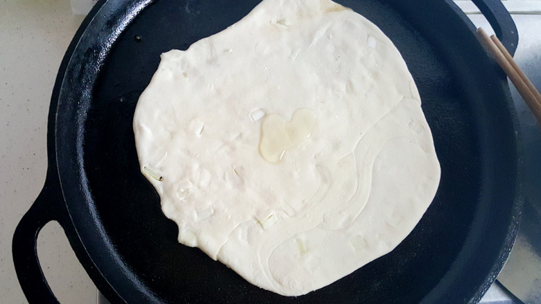 做饼+千层葱油饼,在表面放油。