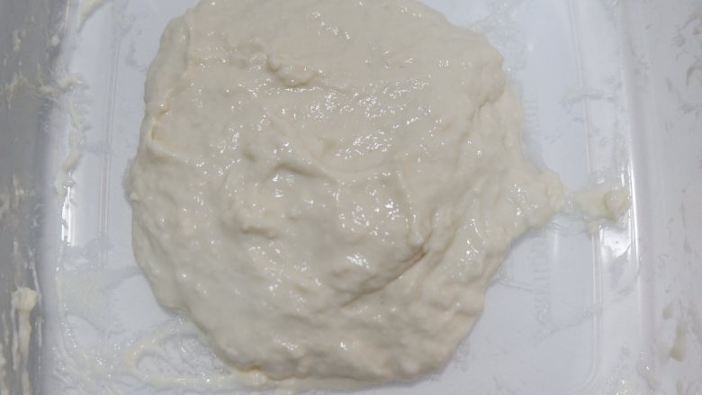 波兰种北海道牛奶吐司,波兰种的材料放入容器中,用筷子搅匀,搅拌至看不到干<a style='color:red;display:inline-block;' href='/shicai/ 731'><a style='color:red;display:inline-block;' href='/shicai/ 731'>酵母</a></a>为止,盖保鲜膜进行发酵。