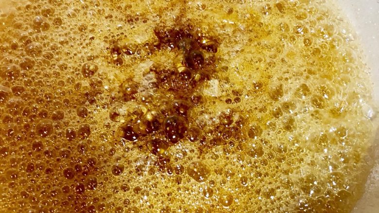 焦糖爆米花,熬成这样就可以了,火开到最小。