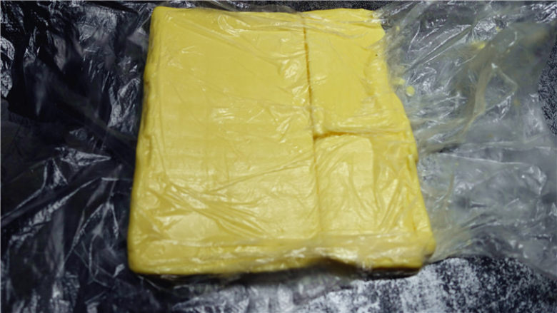 网红脏脏包,.将130克裹入用黄油切成片,整齐的码入小号保鲜袋中。