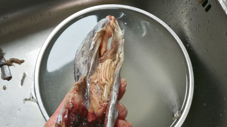 糖醋冰鲜大带鱼,用剪刀剪开鱼肚,去掉鱼肠