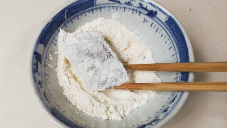 糖醋冰鲜大带鱼,翻个面,包括切口都沾满面粉