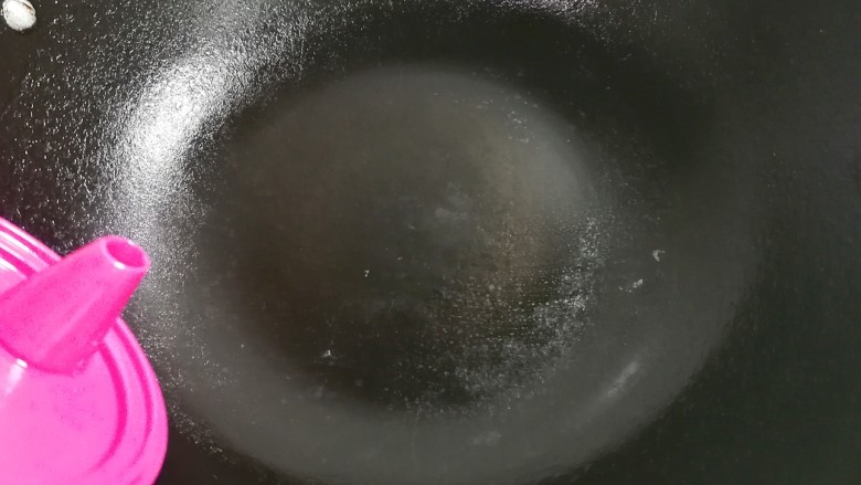 糖醋冰鲜大带鱼,锅中放入适量食用油,比炒菜稍微多一点烧热