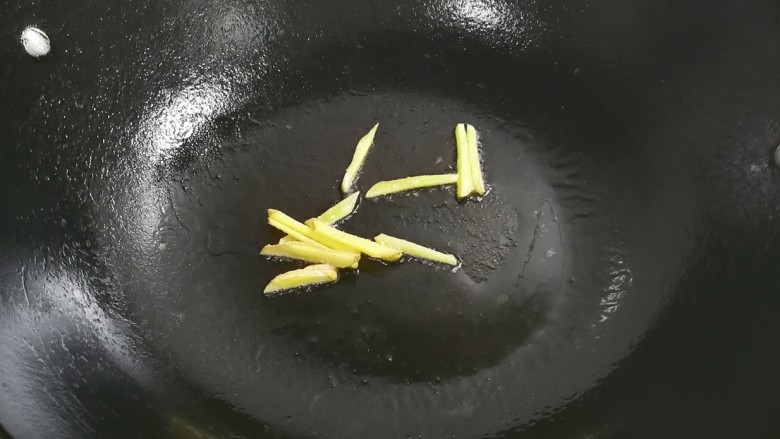 糖醋冰鲜大带鱼,洗净锅,重新放入适量食用油,放入姜条