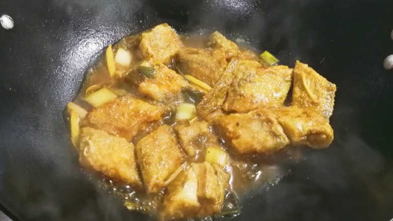 糖醋冰鲜大带鱼,翻个面烧至汤汁收干,出锅盛盘
