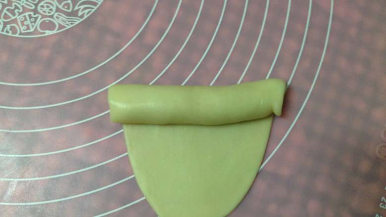 手捧着吃的――咖喱鸡肉月饼,从上至下卷起