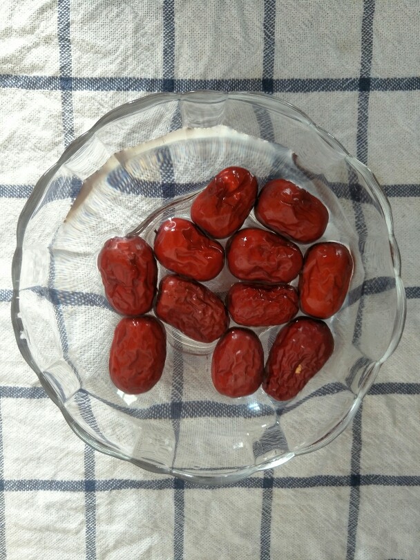 红豆红枣豆浆,所有材食准备好，<a style='color:red;display:inline-block;' href='/shicai/ 2470'>红枣</a>浸泡一会洗干净。