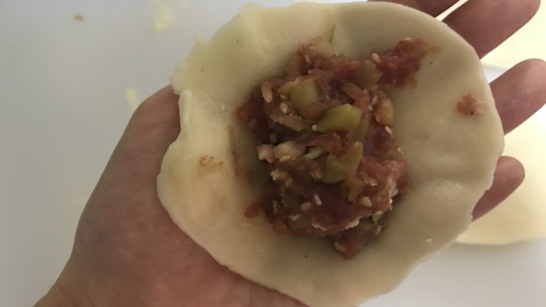 鲜肉酥皮月饼,取适量馅料包入,收紧口