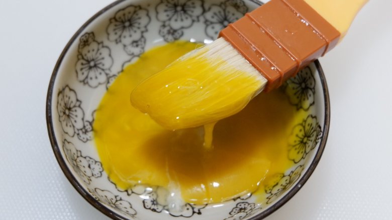 鲜肉酥皮月饼,一个蛋黄兑1勺清水,调成蛋黄水