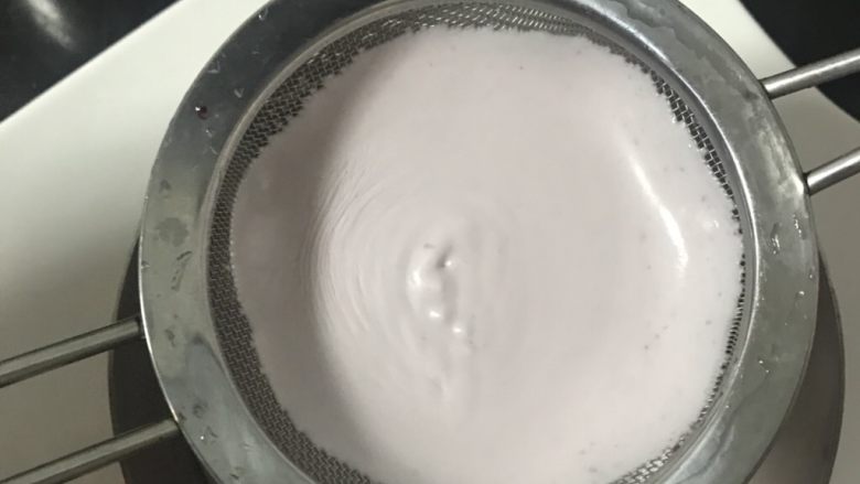 蓝莓酸奶慕斯,慕斯糊过筛,倒入慕斯圈里