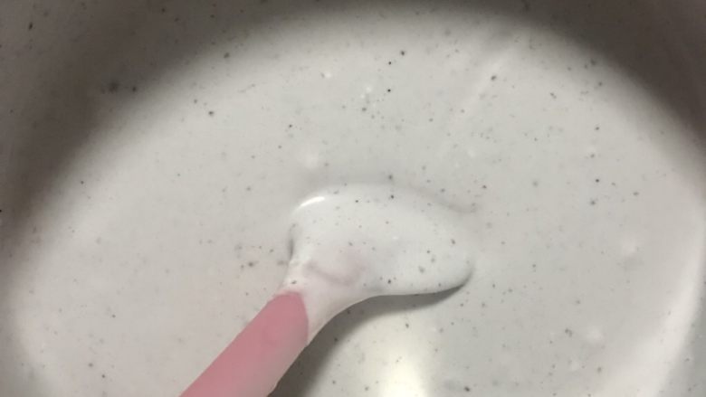 蓝莓酸奶慕斯,酸奶吉利丁糊也倒入淡奶油,用翻拌的手法拌匀,慕斯糊就做好了
