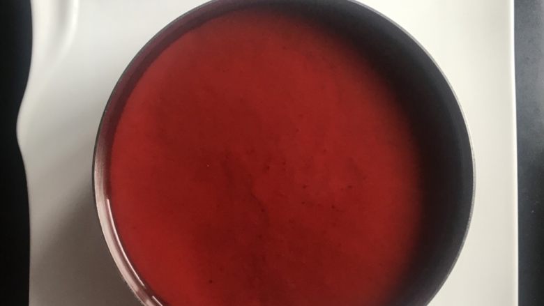 蓝莓酸奶慕斯,取出后用电吹风吹一下周围,就可以轻松脱模,随意装饰下表面