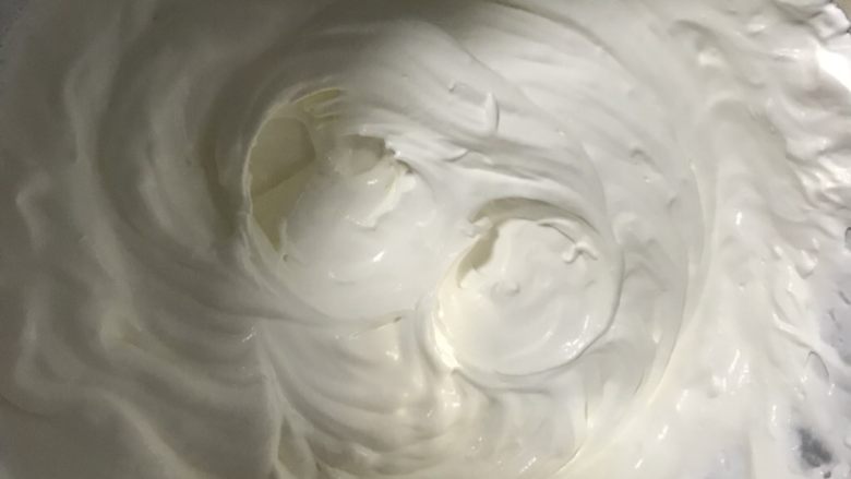 蓝莓酸奶慕斯,打到出现纹路即可(这时的状态大概6分发)