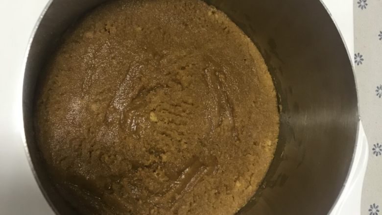 蓝莓酸奶慕斯,倒入慕斯圈,压平整
