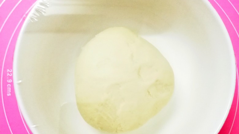 豆沙饼葱油饼芝麻白糖饼,然后揉搓成光滑面团,用保鲜膜包好醒15分钟,让它松弛一下。