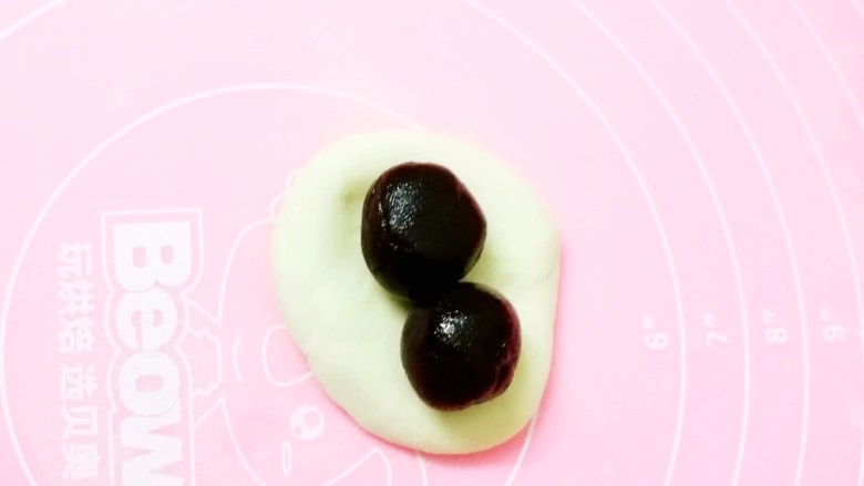 豆沙饼葱油饼芝麻白糖饼,我分割的面团比较大。大概20克左右,我包了两颗豆沙粒,像包包子那样包好封口就行。