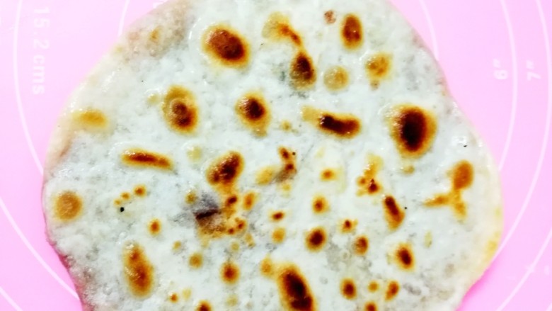 豆沙饼葱油饼芝麻白糖饼,平底锅放少许底油,煎至两面微黄,面粉熟了即可。